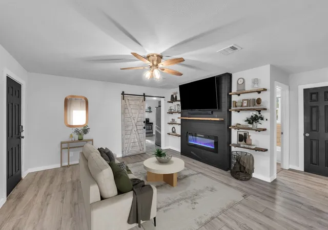 Photo 4 of Single family home for sale at 211 W Stegall Dr, Robinson, TX 76706 | MLS# 21367894 | Listing updated on 2026-09-10