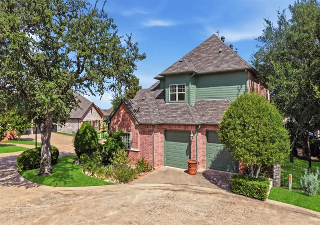 Photo 4 of Single family home for sale at 4201 Bluff View Dr, Granbury, TX 76048 | MLS# 21363723 | Listing updated on 2026-09-12