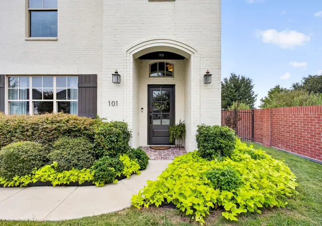 Photo 2 of Single family home for sale at 101 Parkview Dr, Aledo, TX 76008 | MLS# 21370077 | Listing updated on 2026-09-12