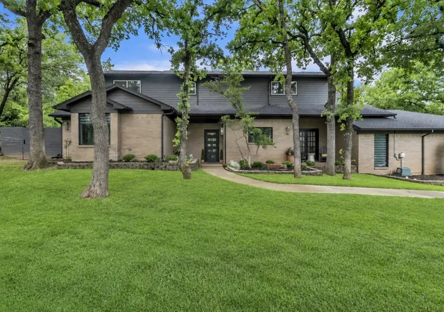 Photo 1 of Sale Pending at 900 E Pioneer Cir, Argyle, TX 76226 | MLS# 21370388 | Listing updated on 2026-09-21