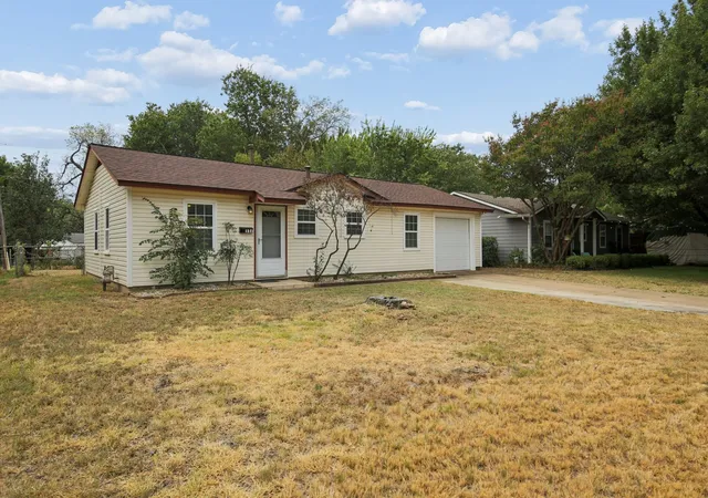 Photo 2 of Single family home for sale at 117 Tarrant Dr, Euless, TX 76039 | MLS# 21370386 | Listing updated on 2026-09-10