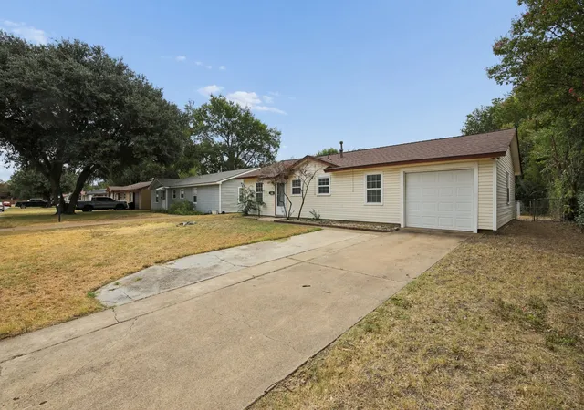 Photo 2 of Single family home for sale at 117 Tarrant Dr, Euless, TX 76039 | MLS# 21370386 | Listing updated on 2026-09-10