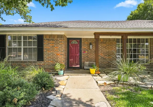 Photo 2 of Sale Pending at 2525 Eucalyptus Dr, Plano, TX 75075 | MLS# 21369338 | Listing updated on 2026-09-12