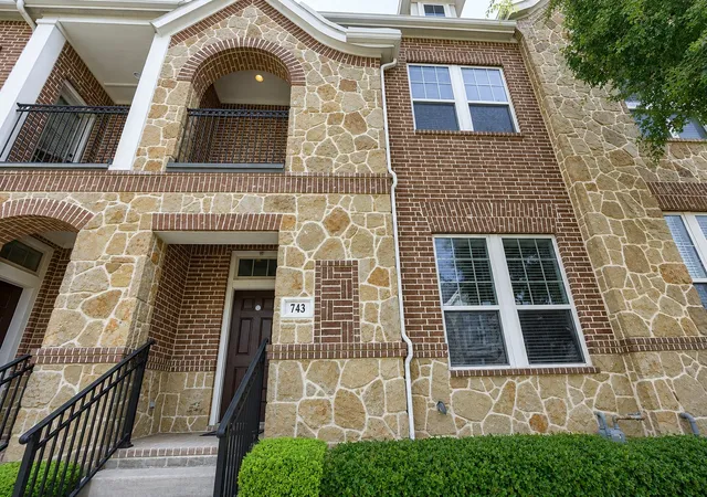 Townhouse for sale at 743 Matthew Pl, Richardson, TX 75081 | MLS# 21370349