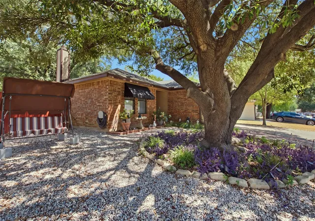 Photo 3 of Sale Pending at 103 Caprock Dr, Arlington, TX 76018 | MLS# 21370533 | Listing updated on 2026-09-12