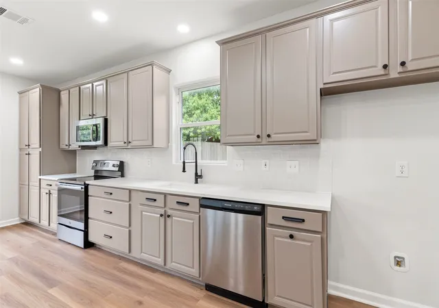 Photo 3 of Single family home for sale at 5423 Bryce Canyon Ct, Fort Worth, TX 76137 | MLS# 21370425 | Listing updated on 2026-09-12