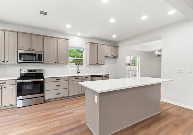Photo 3 of Single family home for sale at 5423 Bryce Canyon Ct, Fort Worth, TX 76137 | MLS# 21370425 | Listing updated on 2026-09-12