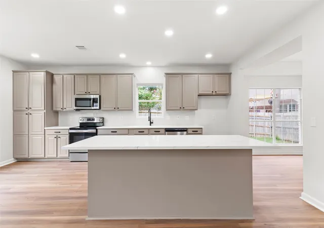 Photo 4 of Single family home for sale at 5423 Bryce Canyon Ct, Fort Worth, TX 76137 | MLS# 21370425 | Listing updated on 2026-09-12