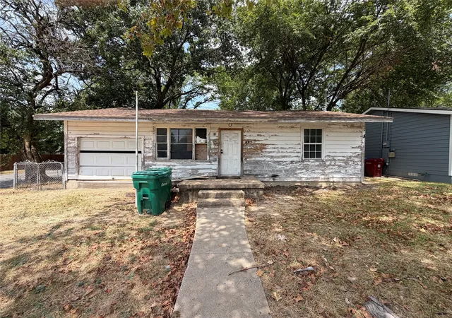 Photo 1 of Single family home for sale at 327 W Hester St, Sherman, TX 75090 | MLS# 21370563 | Listing updated on 2026-09-17