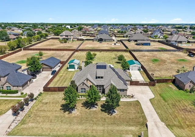 Photo 2 of Sale Pending at 620 Cross Creek Dr, Waxahachie, TX 75167 | MLS# 21369285 | Listing updated on 2026-09-09