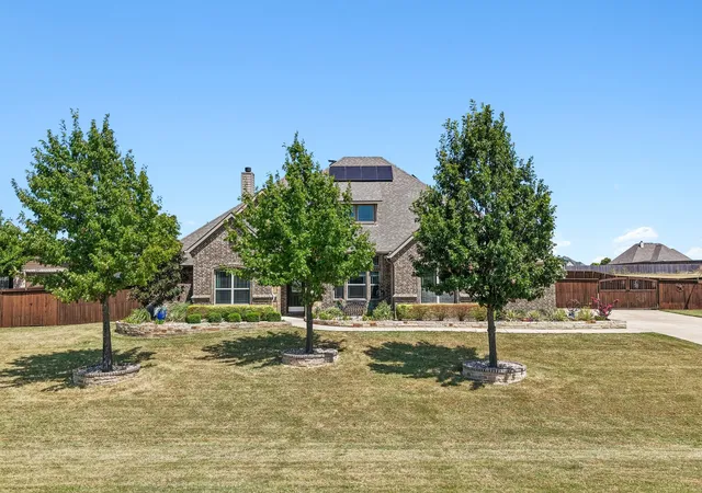 Photo 3 of Sale Pending at 620 Cross Creek Dr, Waxahachie, TX 75167 | MLS# 21369285 | Listing updated on 2026-09-09