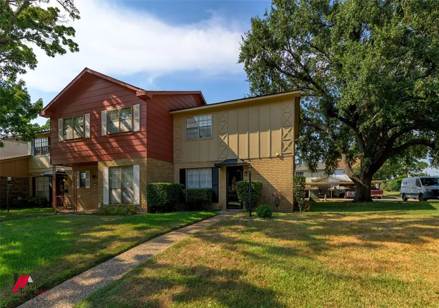 Photo 1 of Townhouse for sale at 8520 Grover Pl, Shreveport, LA 71115 | MLS# 21370595 | Listing updated on 2026-09-12