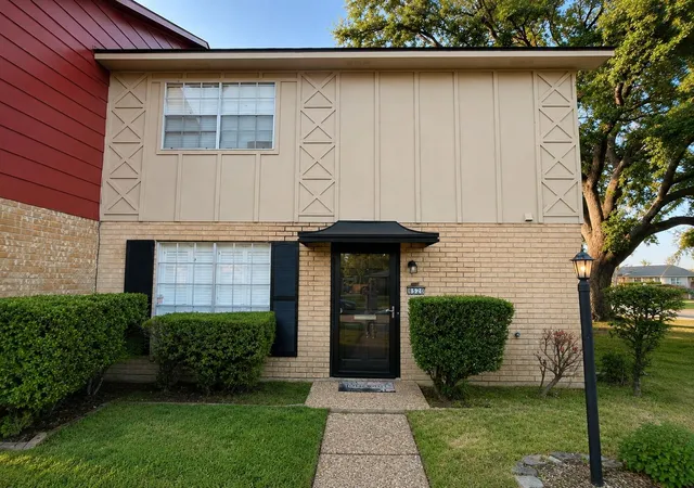 Photo 2 of Townhouse for sale at 8520 Grover Pl, Shreveport, LA 71115 | MLS# 21370595 | Listing updated on 2026-09-12