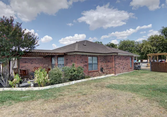 Photo 2 of Single family home for sale at 7200 Gillis Johnson St, Fort Worth, TX 76179 | MLS# 21364303 | Listing updated on 2026-09-15