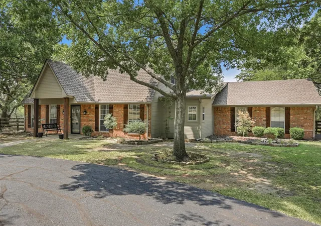 Photo 2 of Single family home for sale at 1806 Carriage Estates Rd, Sherman, TX 75092 | MLS# 21363327 | Listing updated on 2026-09-13