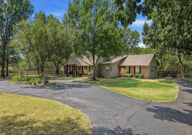 Photo 3 of Single family home for sale at 1806 Carriage Estates Rd, Sherman, TX 75092 | MLS# 21363327 | Listing updated on 2026-09-13