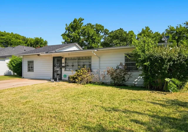 Photo 2 of Single family home for sale at 4105 Fairlane Ave, Fort Worth, TX 76119 | MLS# 21356603 | Listing updated on 2026-09-10