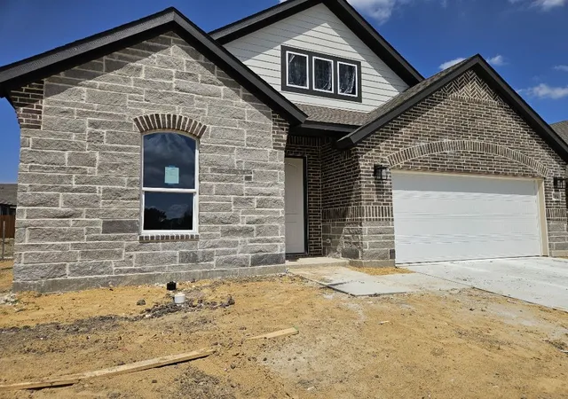 Photo 1 of Single family home for sale at 806 Silverleaf Dr, Ennis, TX 75119 | MLS# 21367928 | Listing updated on 2026-09-09