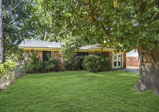 Photo 3 of Single family home for sale at 503 N College St, Whitesboro, TX 76273 | MLS# 21367840 | Listing updated on 2026-10-01