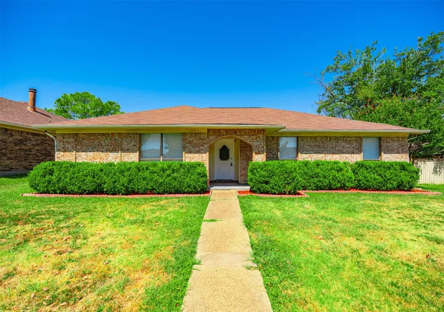 Photo 2 of Single family home for sale at 2517 Trenton Dr, Mesquite, TX 75150 | MLS# 21368734 | Listing updated on 2026-09-12