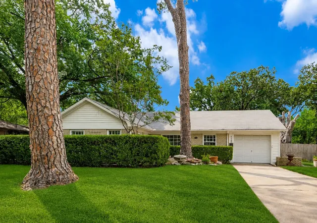 Photo 1 of Single family home for sale at 112 W Ireland Dr, Irving, TX 75062 | MLS# 21370003 | Listing updated on 2026-09-24