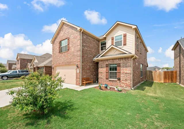 Photo 3 of Sale Pending at 119 Magnolia Dr, Sanger, TX 76266 | MLS# 21345044 | Listing updated on 2026-09-23