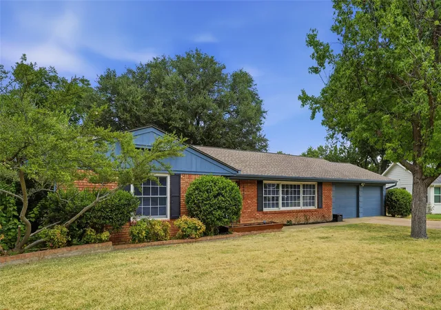 Photo 2 of Sale Pending at 4908 Vega Ct W, Fort Worth, TX 76133 | MLS# 21370215 | Listing updated on 2026-09-09