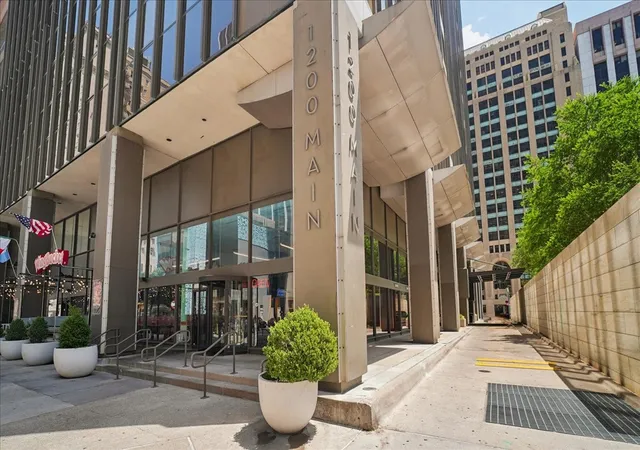 Photo 2 of Condo for sale at 1200 Main St #2108, Dallas, TX 75202 | MLS# 21355049 | Listing updated on 2026-09-19
