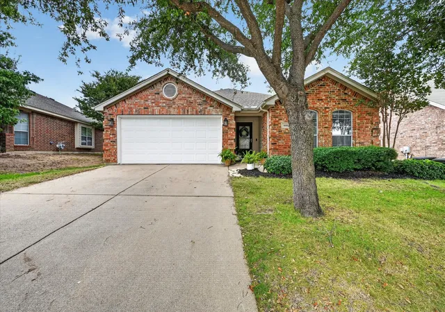 Photo 2 of Single family home for sale at 6040 Walleye Dr, Fort Worth, TX 76179 | MLS# 21367291 | Listing updated on 2026-09-26