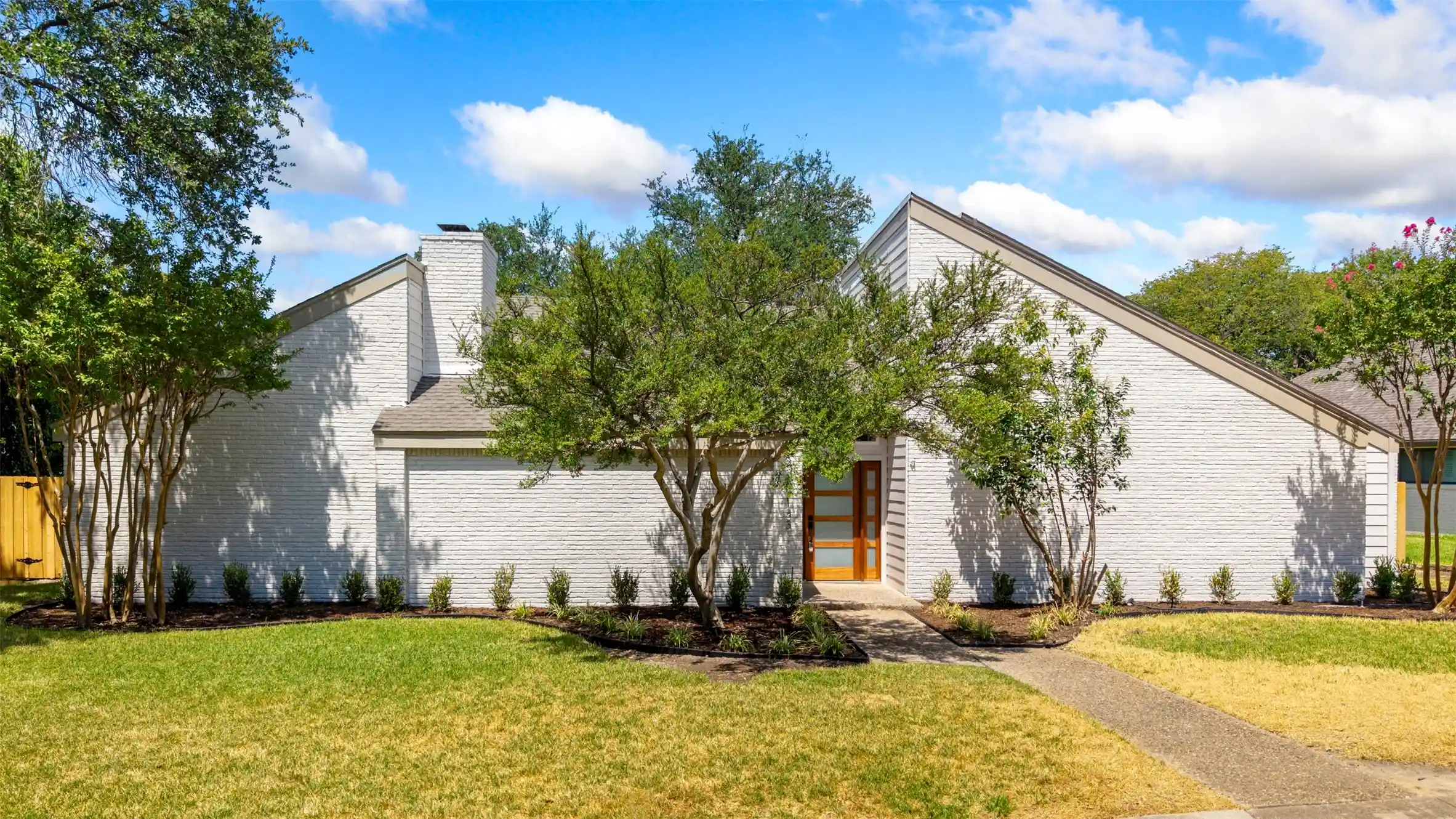 Photo 1 of Single family home for sale at 17133 Earthwind Dr, Dallas, TX 75248 | MLS# 21359166 | Listing updated on 2026-10-28