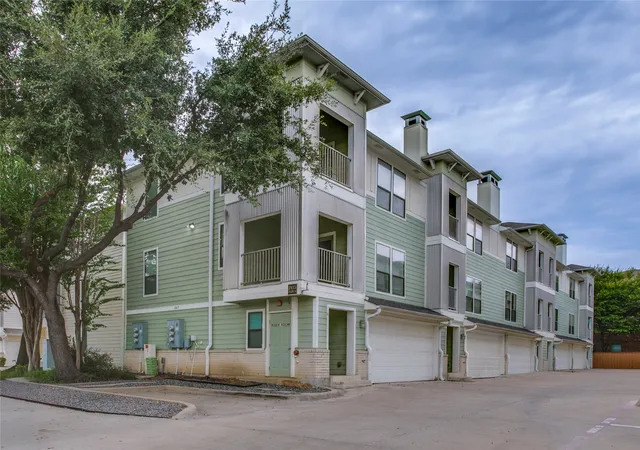 Listing Photo 4 - Condo for sale in building located at 2415 Stutz Dr, Dallas, TX 75235 - Unit #C