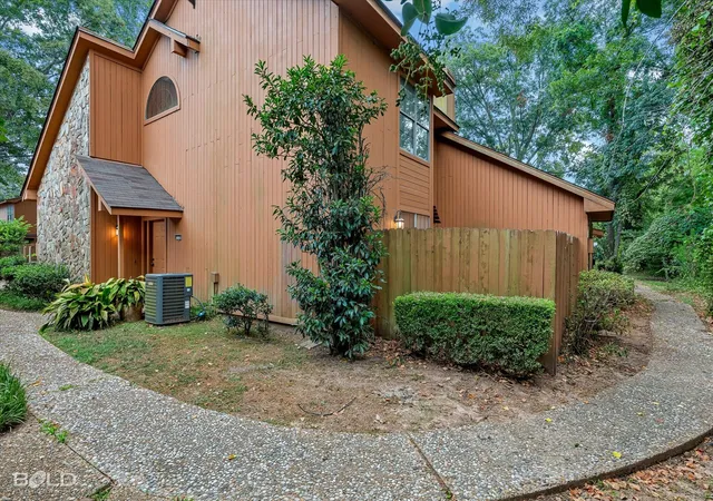 Townhouse for sale at 3328 Eastwood Dr, Shreveport, LA 71105 | MLS# 21370760