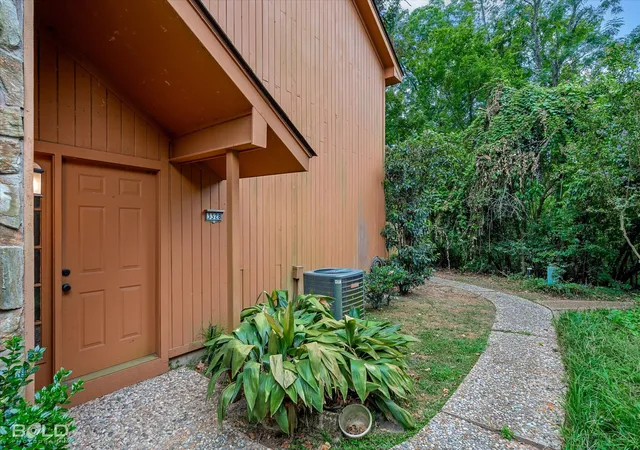 Photo 2 of Townhouse for sale at 3328 Eastwood Dr, Shreveport, LA 71105 | MLS# 21370760 | Listing updated on 2026-09-10