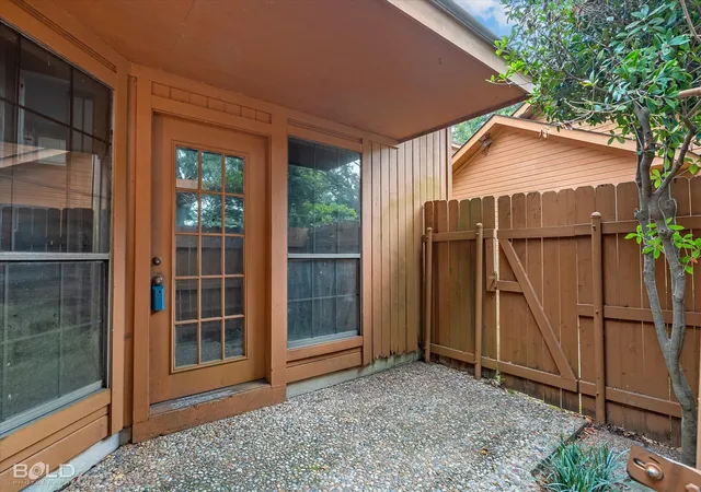 Photo 3 of Townhouse for sale at 3328 Eastwood Dr, Shreveport, LA 71105 | MLS# 21370760 | Listing updated on 2026-09-10
