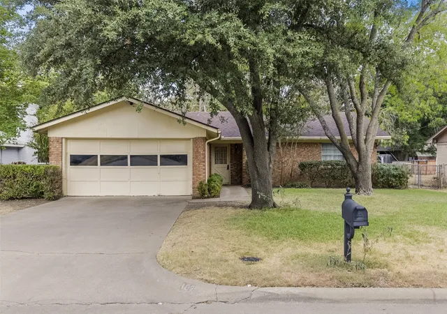 Photo 1 of Single family home for sale at 102 Alamo St, Waxahachie, TX 75165 | MLS# 21371211 | Listing updated on 2026-09-10