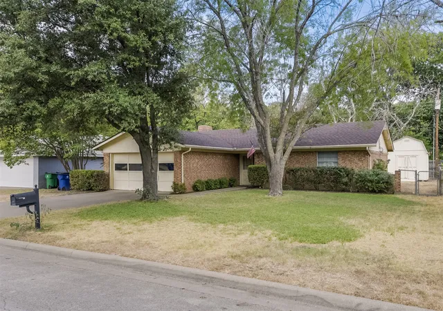 Photo 2 of Single family home for sale at 102 Alamo St, Waxahachie, TX 75165 | MLS# 21371211 | Listing updated on 2026-09-10