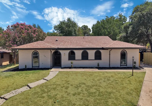 Photo 2 of Single family home for sale at 6617 Sabrosa Ct W, Fort Worth, TX 76133 | MLS# 21370193 | Listing updated on 2026-09-11