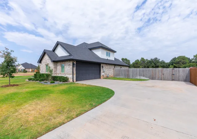 Photo 31 of Single family home for sale at 2301 Manor Oaks Ter, Abilene, TX 79602 | MLS# 21371299 | Listing updated on 2026-09-30