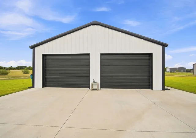 Photo 3 of Single family home for sale at 140 Lone Elm Rd, Waxahachie, TX 75167 | MLS# 21371151 | Listing updated on 2026-09-14