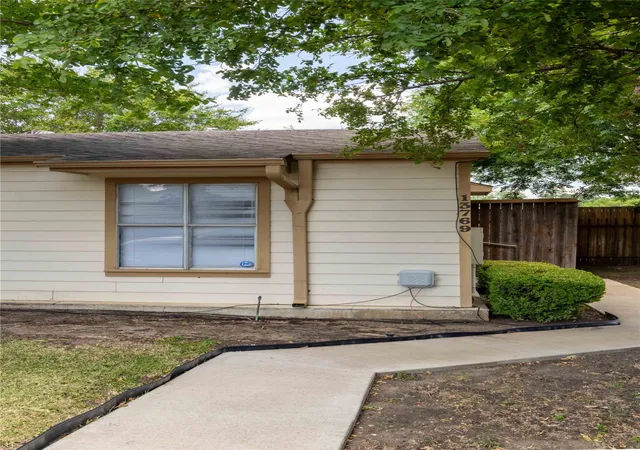 Photo 3 of Townhouse for sale at 13769 Brookgreen Cir, Dallas, TX 75240 | MLS# 21360803 | Listing updated on 2026-09-12