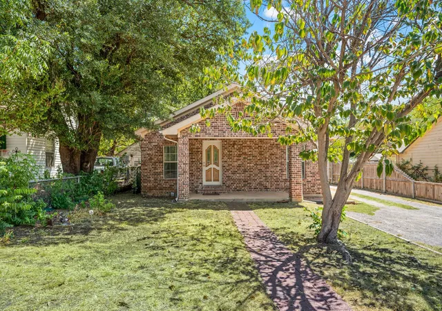 Photo 1 of Sale Pending at 422 N Wood St, Denton, TX 76209 | MLS# 21313182 | Listing updated on 2026-09-15