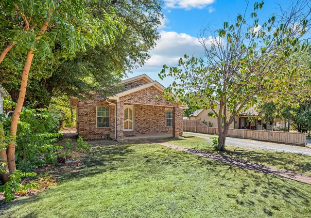 Photo 3 of Sale Pending at 422 N Wood St, Denton, TX 76209 | MLS# 21313182 | Listing updated on 2026-09-15