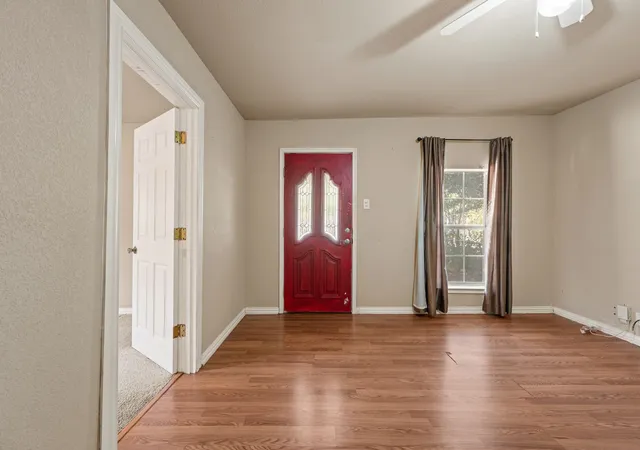 Photo 3 of Sale Pending at 422 N Wood St, Denton, TX 76209 | MLS# 21313182 | Listing updated on 2026-09-15