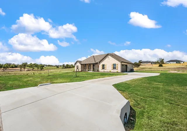 Photo 2 of Single family home for sale at 1013 Gatlin Ct, Springtown, TX 76082 | MLS# 21371447 | Listing updated on 2026-10-04