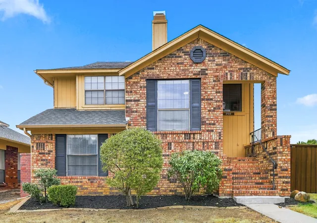 Photo 1 of Sale Pending at 2923 Menlo Park Ln, Carrollton, TX 75007 | MLS# 21367609 | Listing updated on 2026-09-13