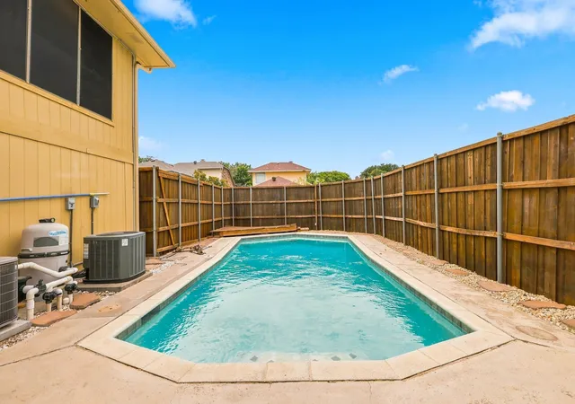 Photo 3 of Sale Pending at 2923 Menlo Park Ln, Carrollton, TX 75007 | MLS# 21367609 | Listing updated on 2026-09-13
