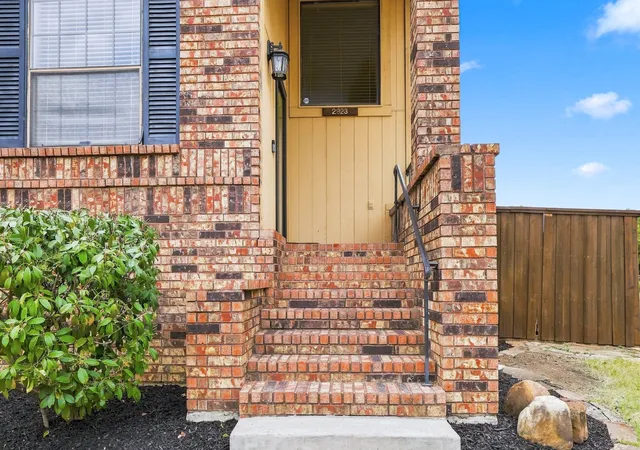 Photo 3 of Sale Pending at 2923 Menlo Park Ln, Carrollton, TX 75007 | MLS# 21367609 | Listing updated on 2026-09-13