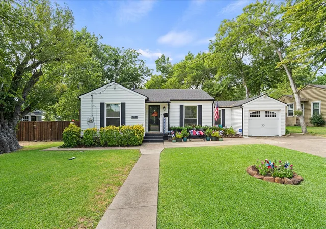 Photo 1 of Single family home for sale at 606 Storrs St, Rockwall, TX 75087 | MLS# 21371444 | Listing updated on 2026-09-27