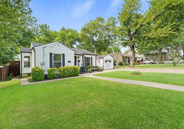 Photo 2 of Single family home for sale at 606 Storrs St, Rockwall, TX 75087 | MLS# 21371444 | Listing updated on 2026-09-27