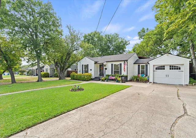 Photo 3 of Single family home for sale at 606 Storrs St, Rockwall, TX 75087 | MLS# 21371444 | Listing updated on 2026-09-27